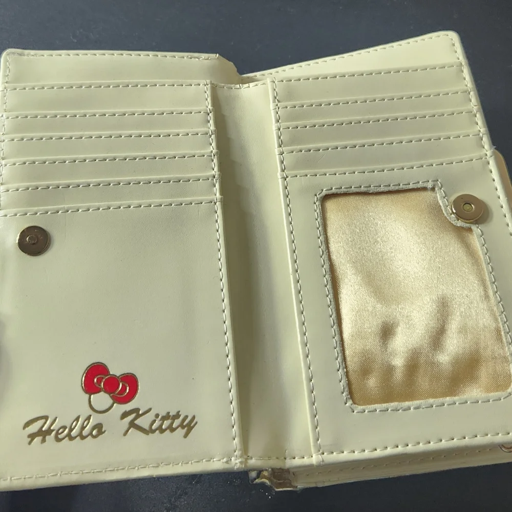 Hello Kitty Wallet - Picture 3 of 7